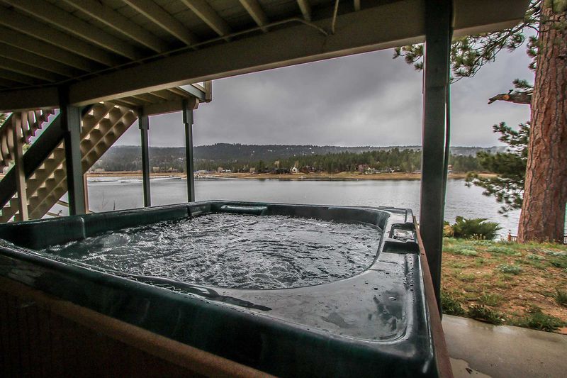 bigbear-lakefront-jacuzzi | Big Bear Cabins