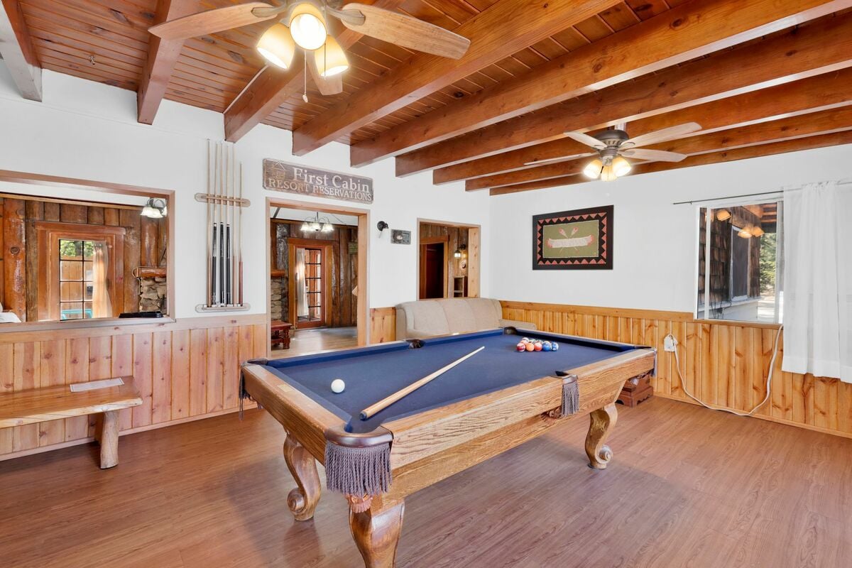 Big Bear Cabins with a Pool Table